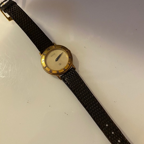 Gucci vintage watch with black leather band - Picture 1 of 9